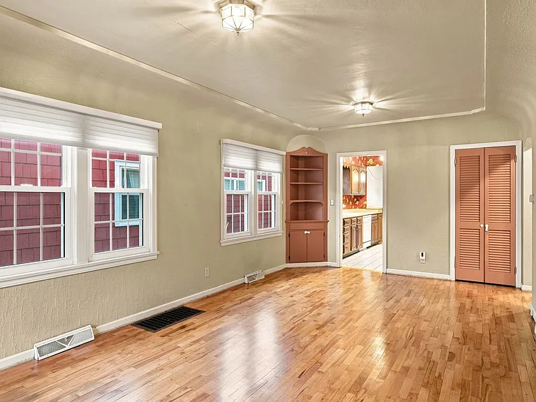 2112 Pine St — Photo 4