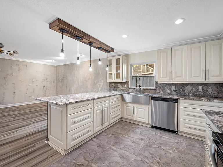 16324 Bonneville Dr — Photo 6
