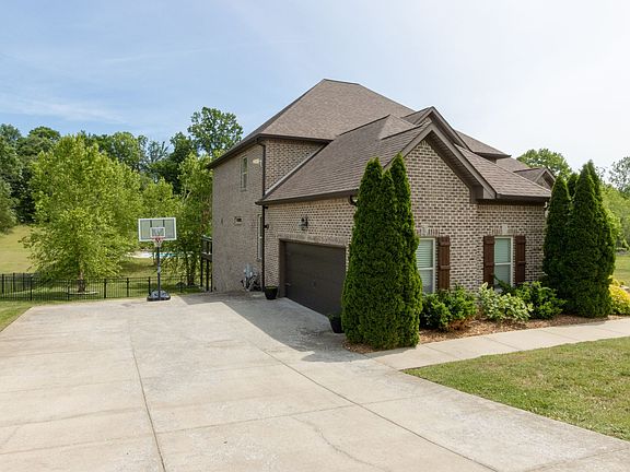 4th image of 843 Ridgetop Dr