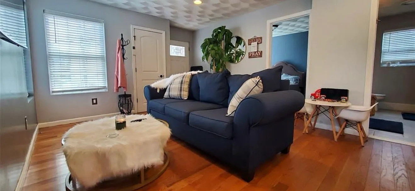 3 bed, 975 sqft, $2,700 — Photo 3