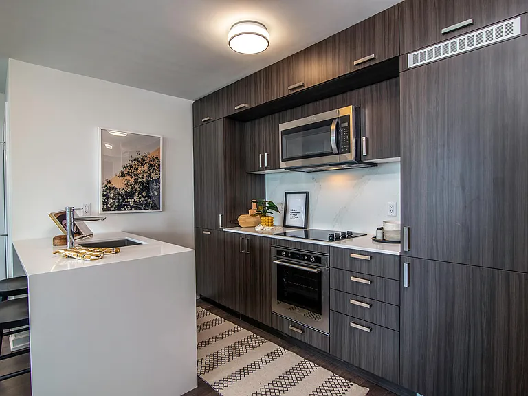 19 Erskine Ave #1810 — Photo 19