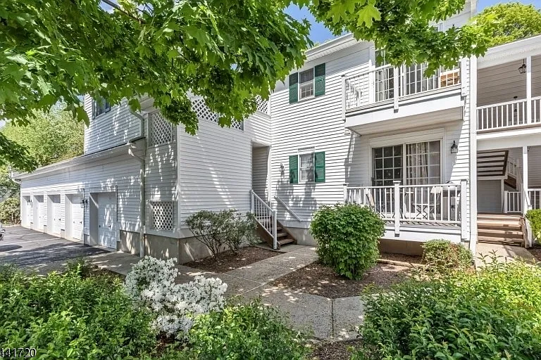 82 Smithfield Ct — Photo 26