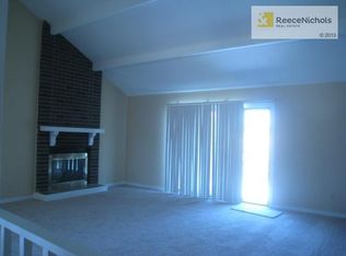 900 SE Hampton Ct, Lees Summit, MO 64063