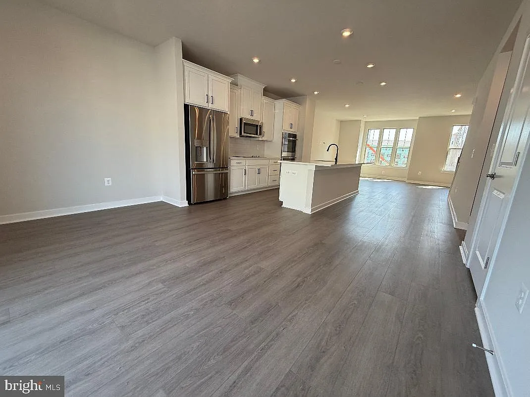 4 bed, 3.5 bath, 1943 sqft, $3,500 — Photo 3