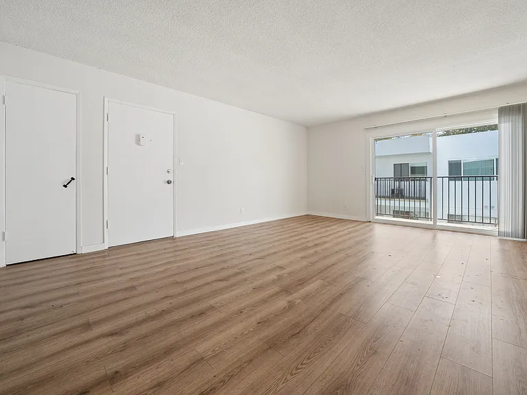 16900 Parthenia St #13 — Photo 4