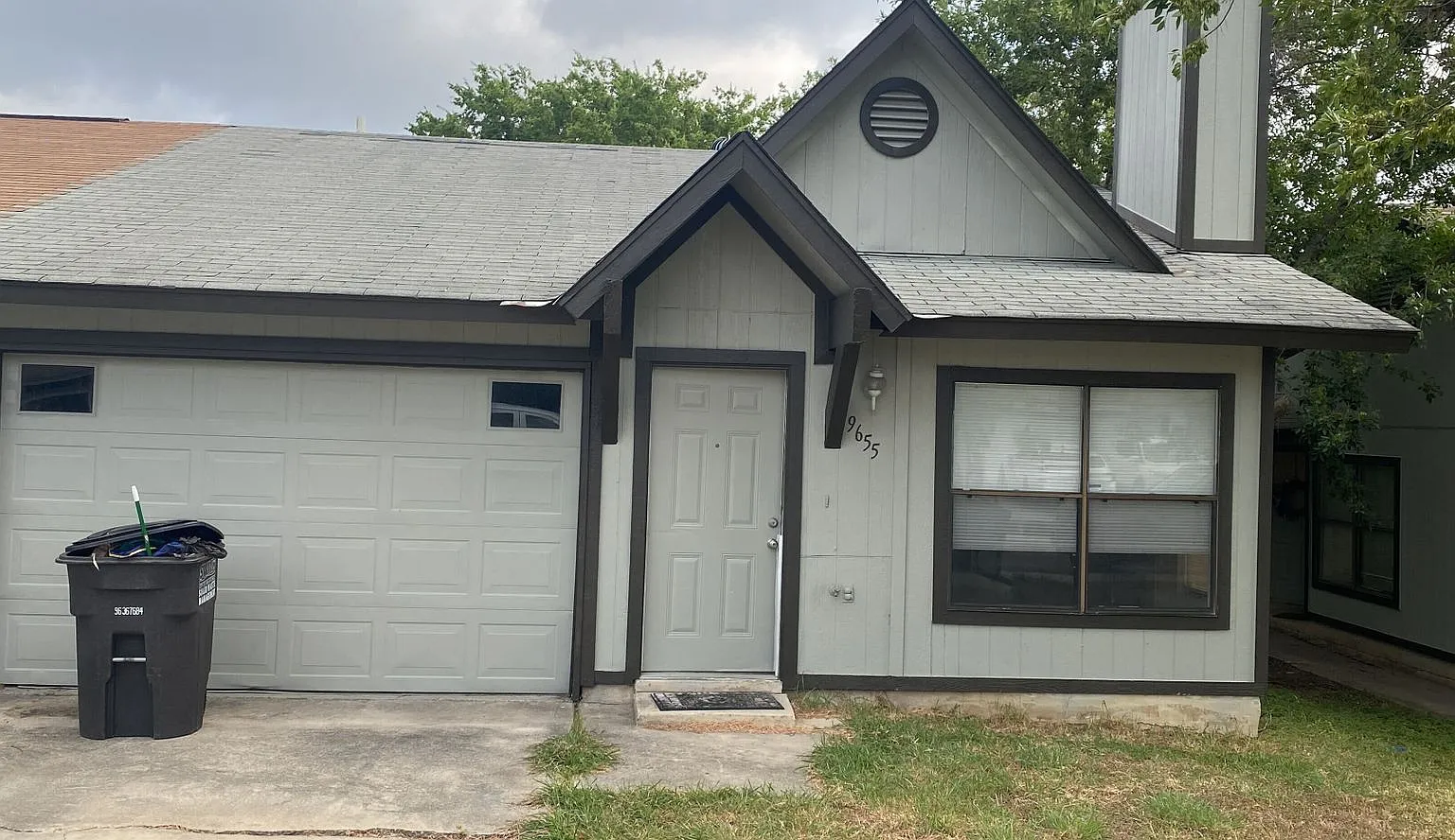 Cute 2/1 duplex with a garage — Photo 1