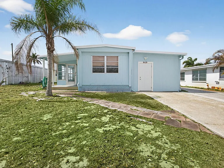 8420 SE Eagle Ave — Photo 2