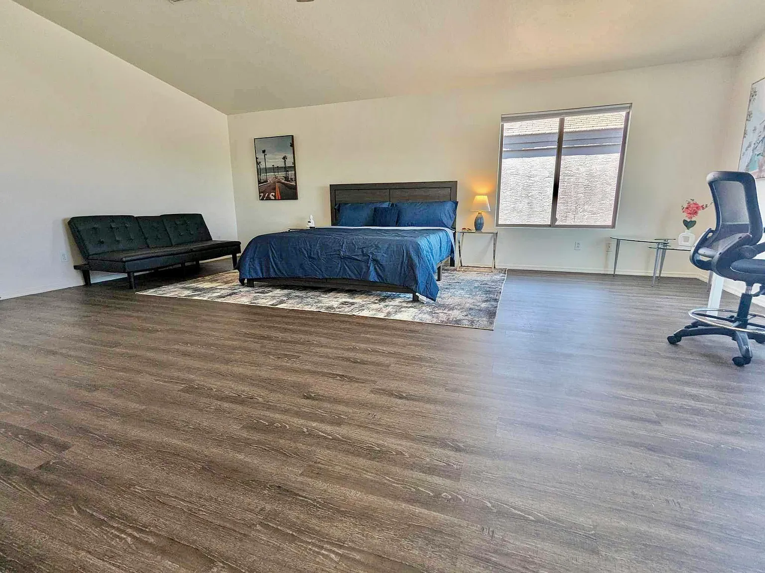 1 bed, 3300 sqft, $1,000 — Photo 2