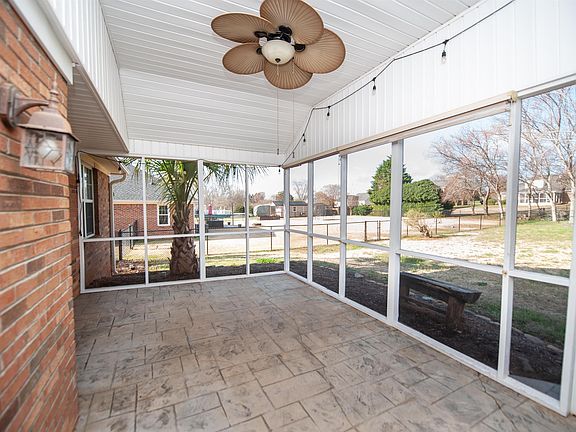 3rd image of 372 W Autumn Ridge Rd