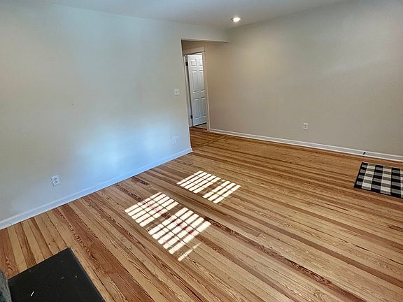 3rd image of 711 Idlewild Dr