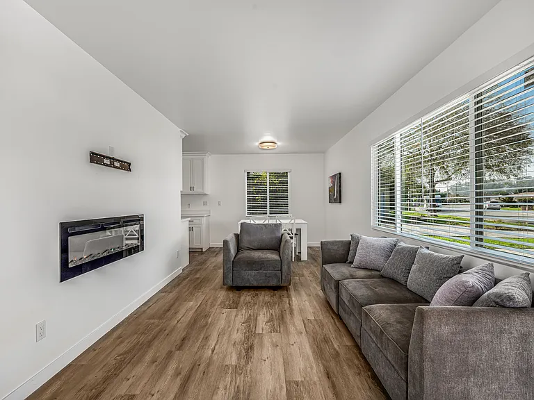 1136 7th Pl — Photo 3