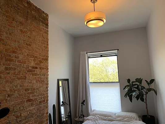 Rented by Tapiro Realty | media 8