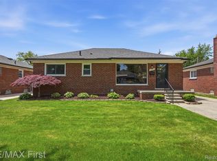 26419 Princeton St, Saint Clair Shores, MI 48081