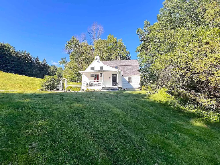 190 Scallop Dr — Photo 2