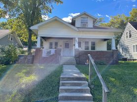 203 Quincy Street, 6 beds  2.0 baths (1800 sqft)