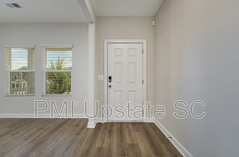 5 bed, 4.0 bath, 2937 sqft, $2,400 — Photo 4