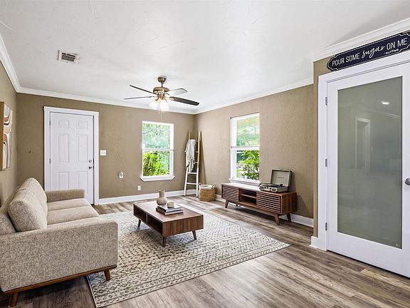 5th image of 2121 W Bond St