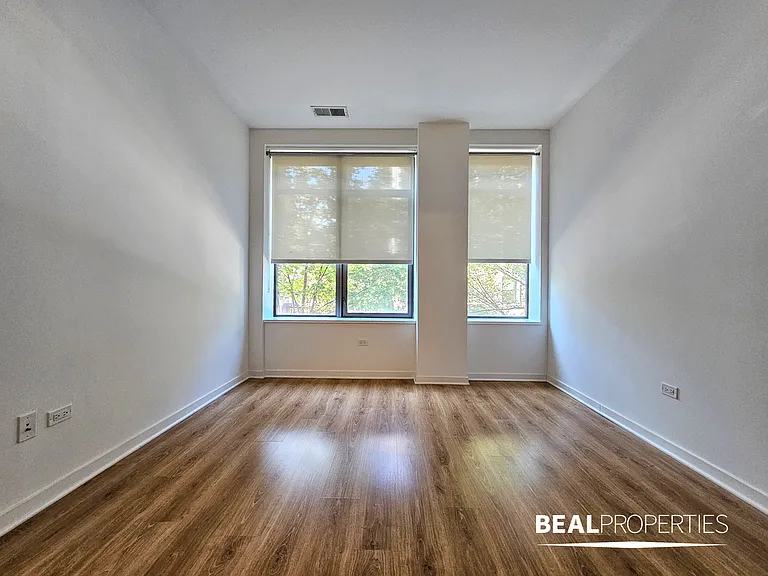 558 W Webster — Photo 55
