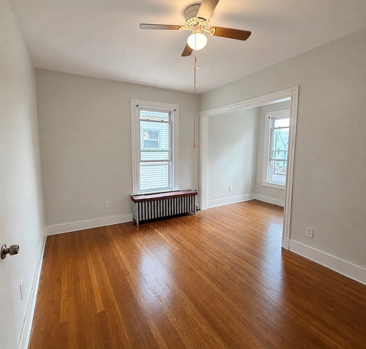 3 bed, 1.0 bath, 4857 sqft, $2,200 — Photo 3