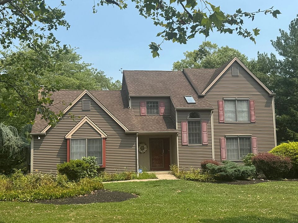 1st image of 102 Ravenwood Pl