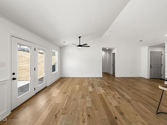 4th image of 3927 Mountain Vista Rd