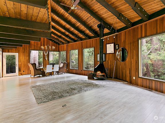 3rd image of 614 E Pointes Drive W