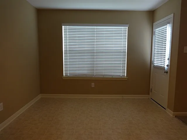3 bed, 2.0 bath, 1924 sqft, $2,105 — Photo 4