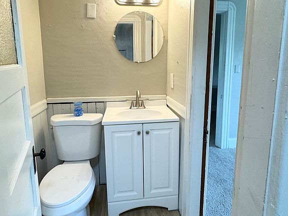 1/2 bathroom, 3rd floor