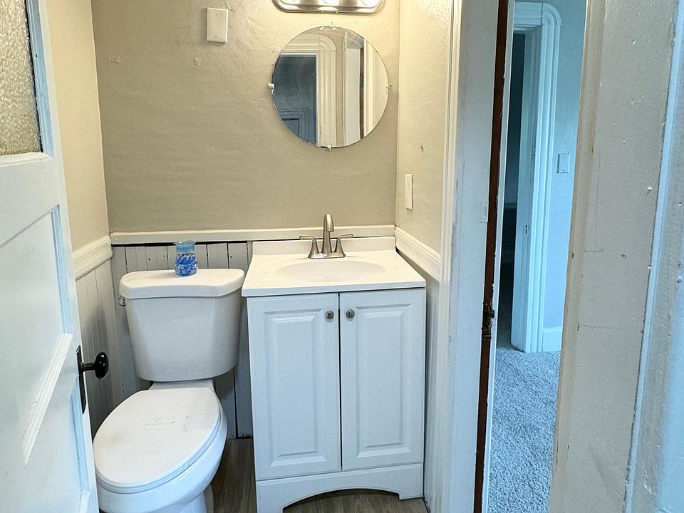1/2 bathroom, 3rd floor