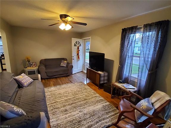 3rd image of 302 Hawthorne St