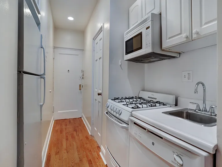 185 E 3rd St #2C — Photo 6