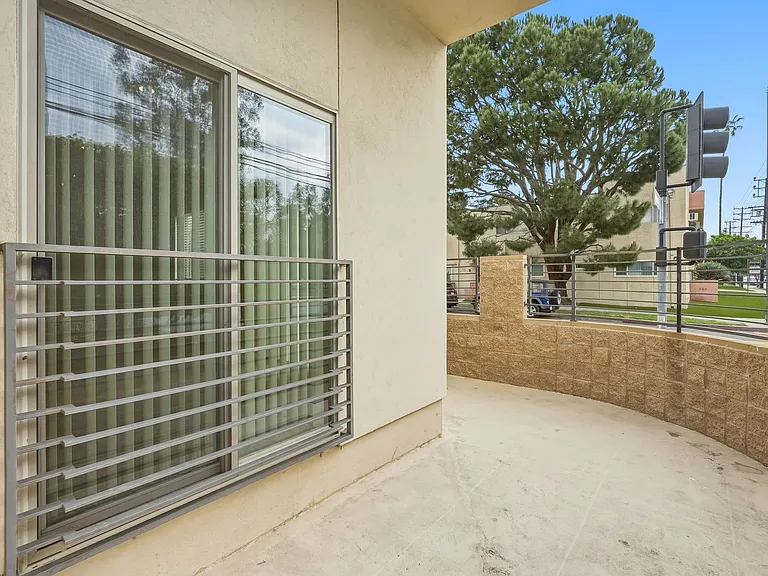 11305 Moorpark St — Photo 49