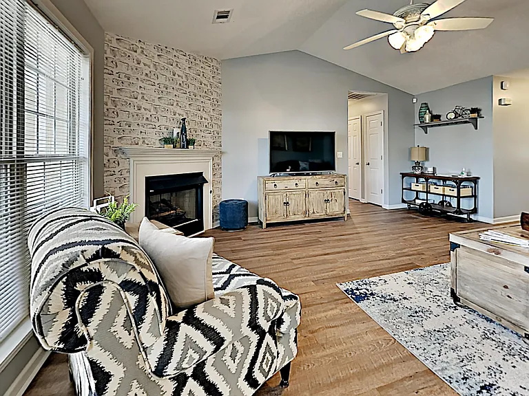 Megan Dr — Photo 6