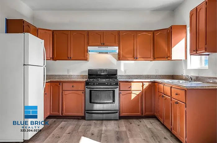 Bright & Spacious 3BR | In-Unit Laundry | Dedicated Parking Space — Photo 2