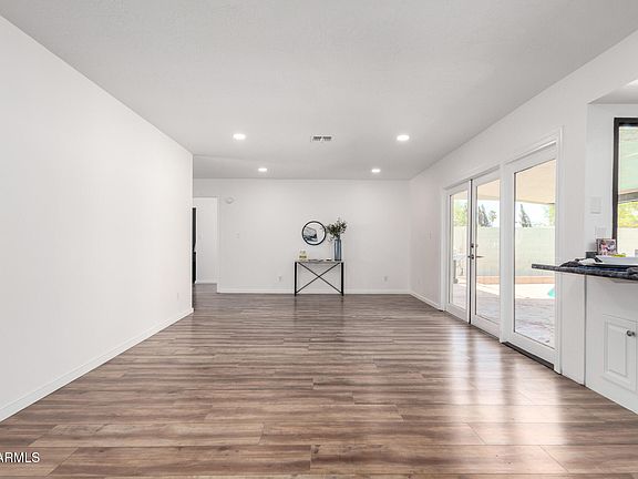 5th image of 624 E LAGUNA Drive