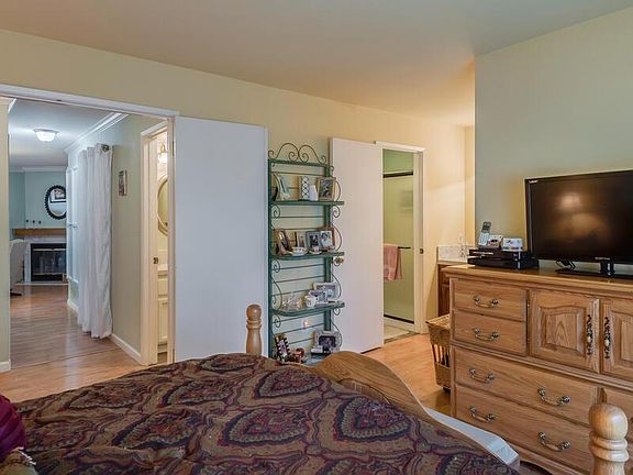 3rd image of 708 Dorothy Way #31