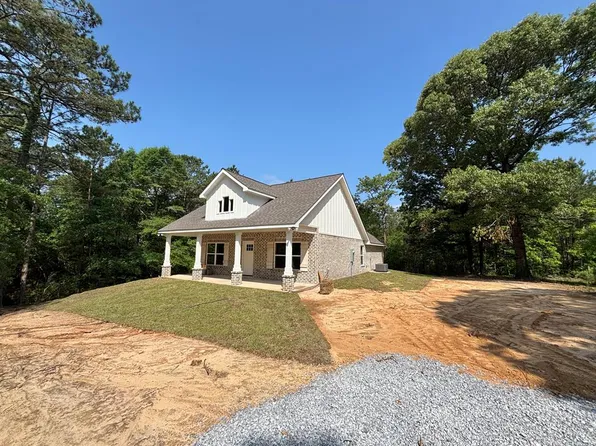 21 Engle Ln, Poplarville, MS 39470
