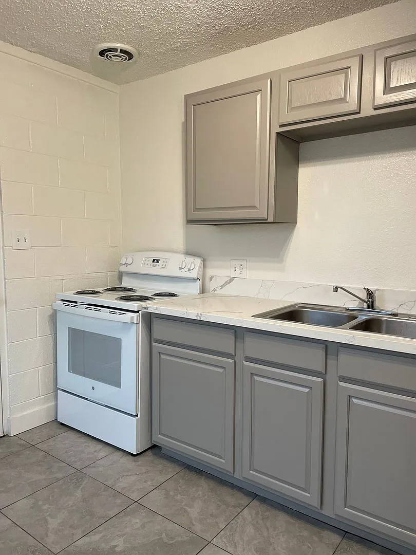 2106 North Daley Street — Photo 1
