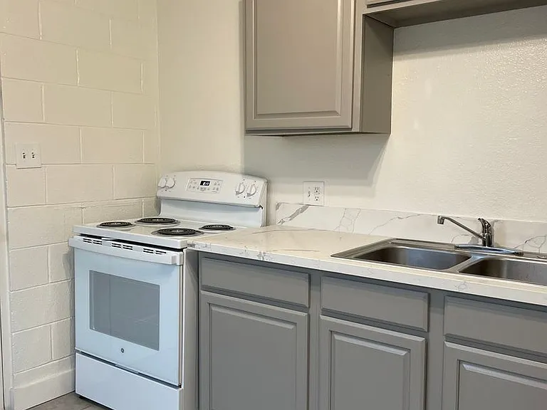 2106 N Daley St — Photo 1