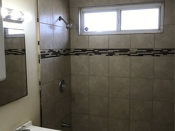 5th image of 304 Maxine Ave