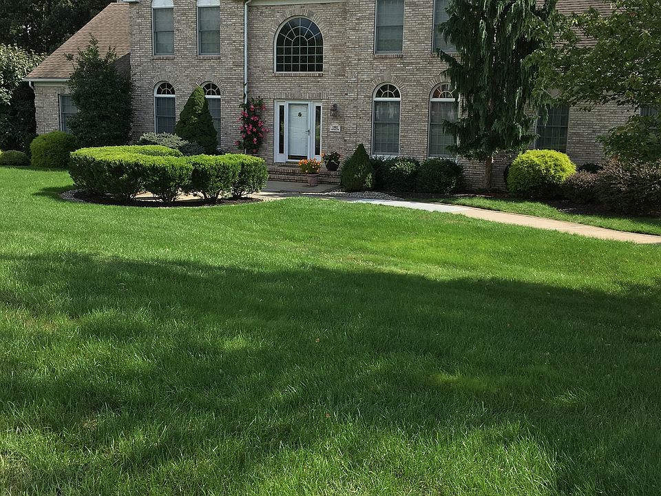 2nd image of 1902 Geraldine Ct