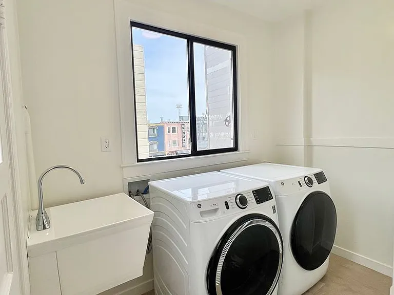 Top Floor 2br/1ba + Newly Renovated Unit! Parking! In-Unit Laundry! Progressive — Photo 15
