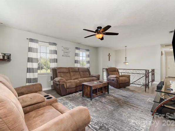 220 Hilltop St, Connelly Springs, NC 28612