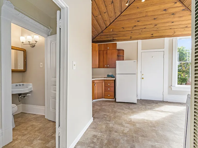 1718 Lincoln Ave - 1 bedroom | 1 bath | Lower front unit — Photo 9