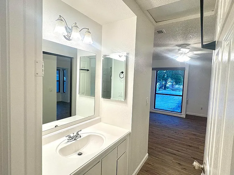 650 Del Verde Cir #6 — Photo 21