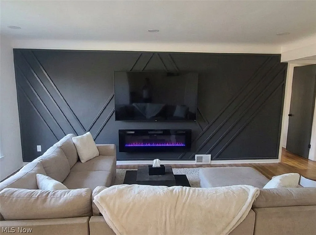 4 bed, 2465 sqft, $2,350 — Photo 2