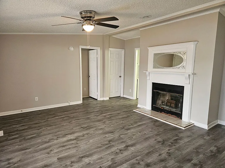 15 Liberty Ln — Photo 2