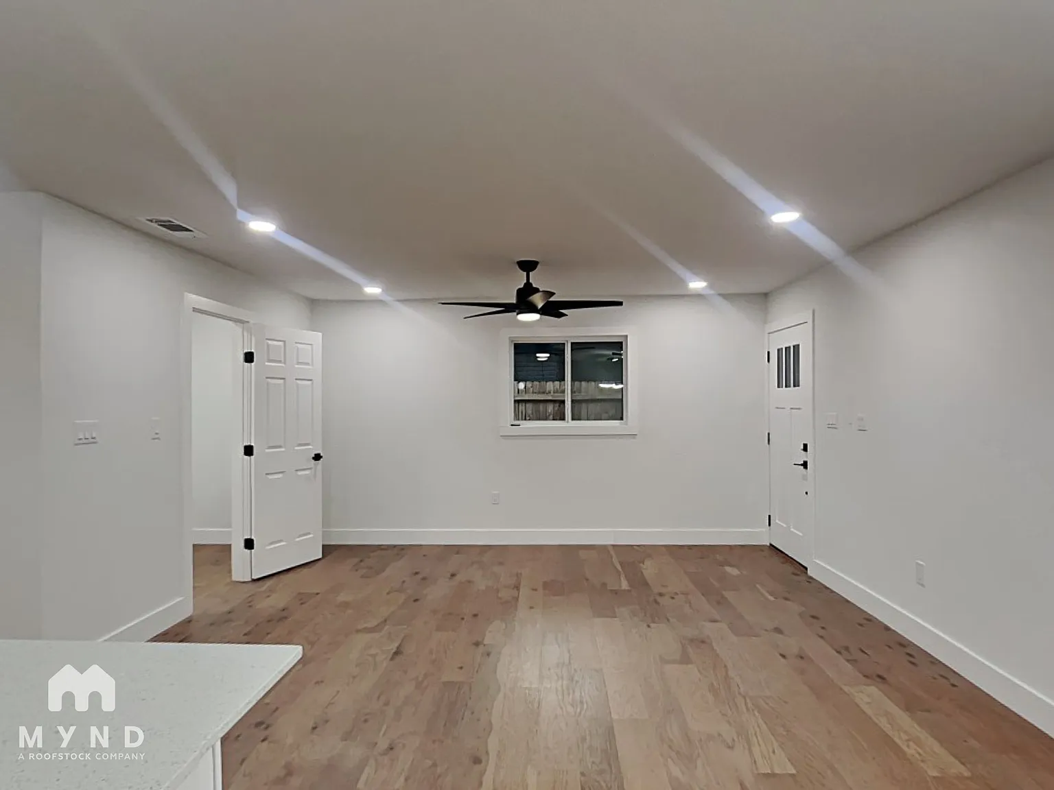 2 bed, 2.0 bath, 992 sqft, $1,715 — Photo 2