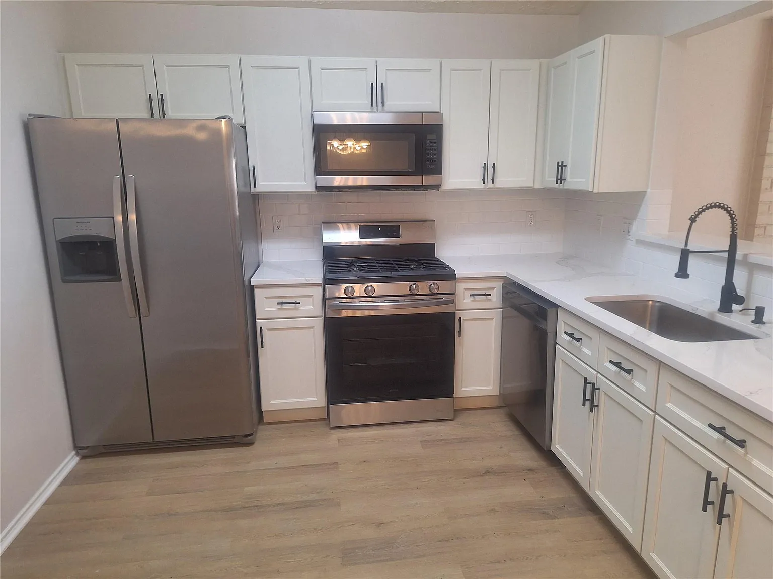 3 bed, 2.0 bath, 1298 sqft, $1,750 — Photo 2