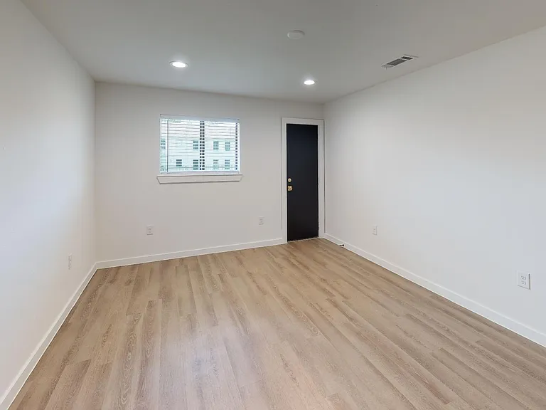 Live Oak Manor — Photo 15